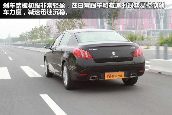 刹车踏板力度适中，减速只需轻踩