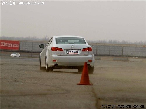 外表张扬内在温柔 测试雷克萨斯IS300 汽车之家