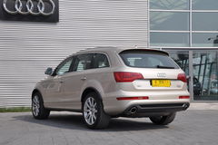 奥迪Q73.0TFSI 专享型(L)侧后45°图片